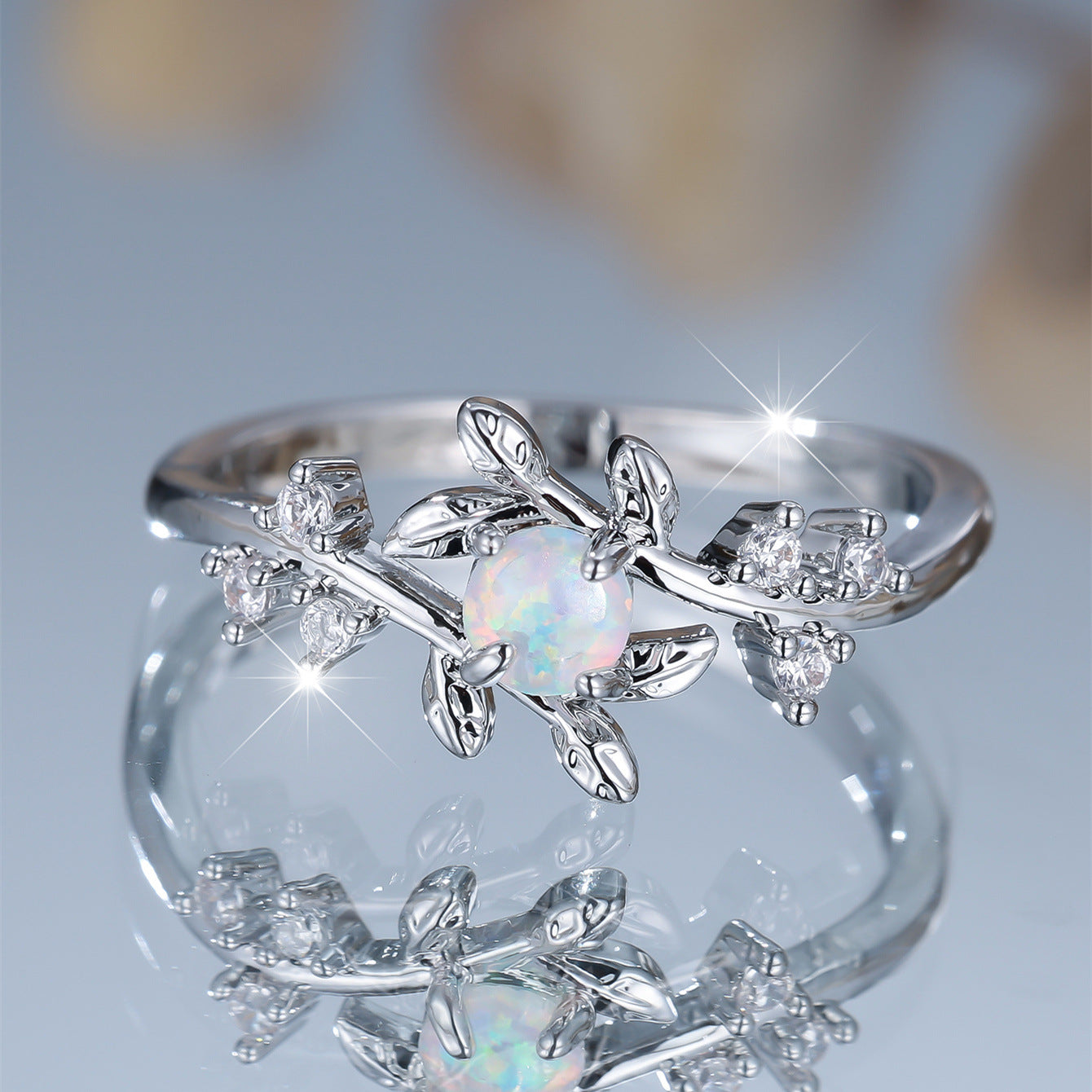 Damen Ring mit kunstvollem Blatt-Design und funkelndem Opal Shop Nory