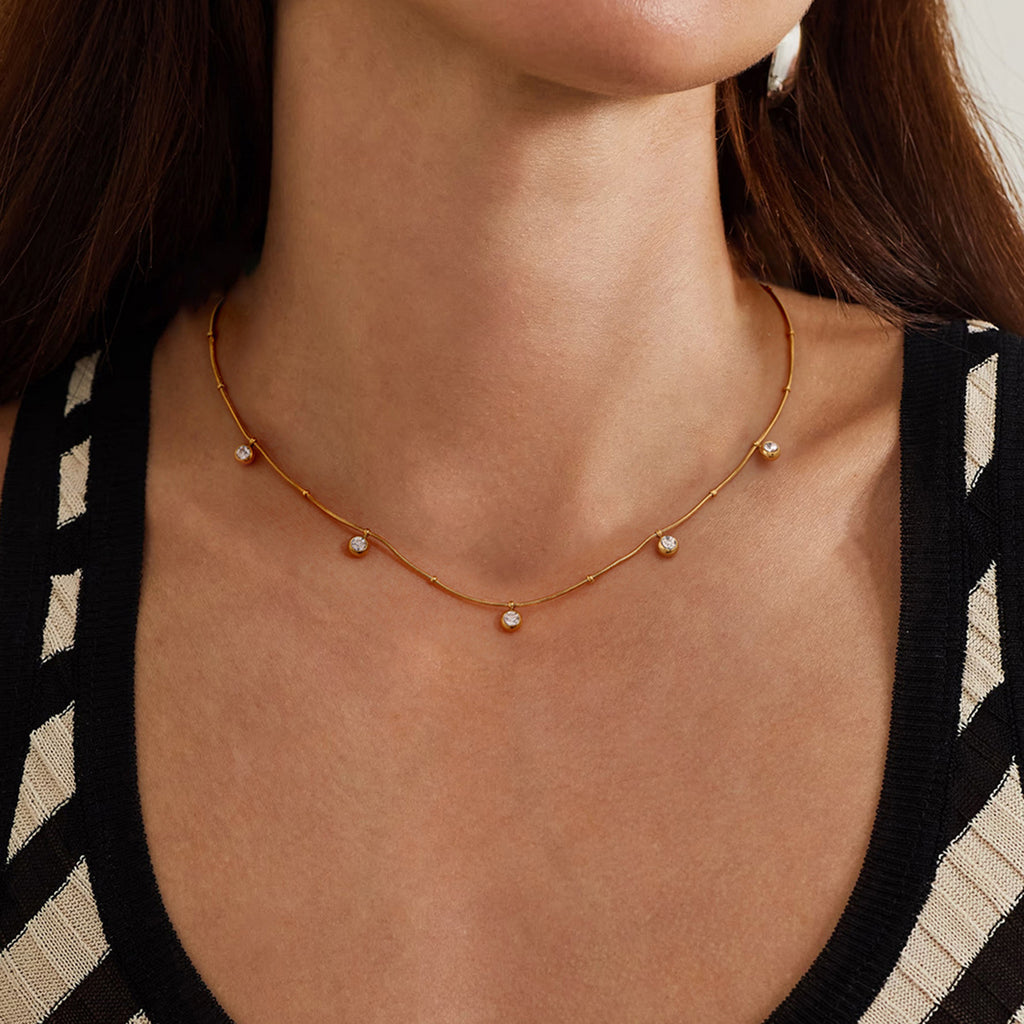 Damen Halskette mit funkelnden Zirkonia und eleganten Anhängern Shop Nory
