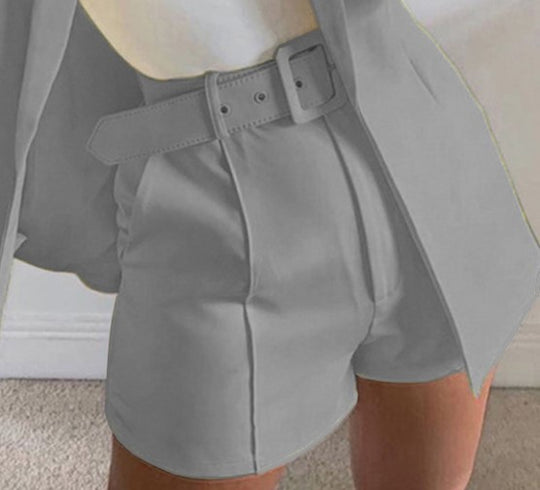 Damen Zweiteiliges maßgeschneidertes Blazer‑Set mit hochtaillierten Shorts und Gürtel Shop Nory