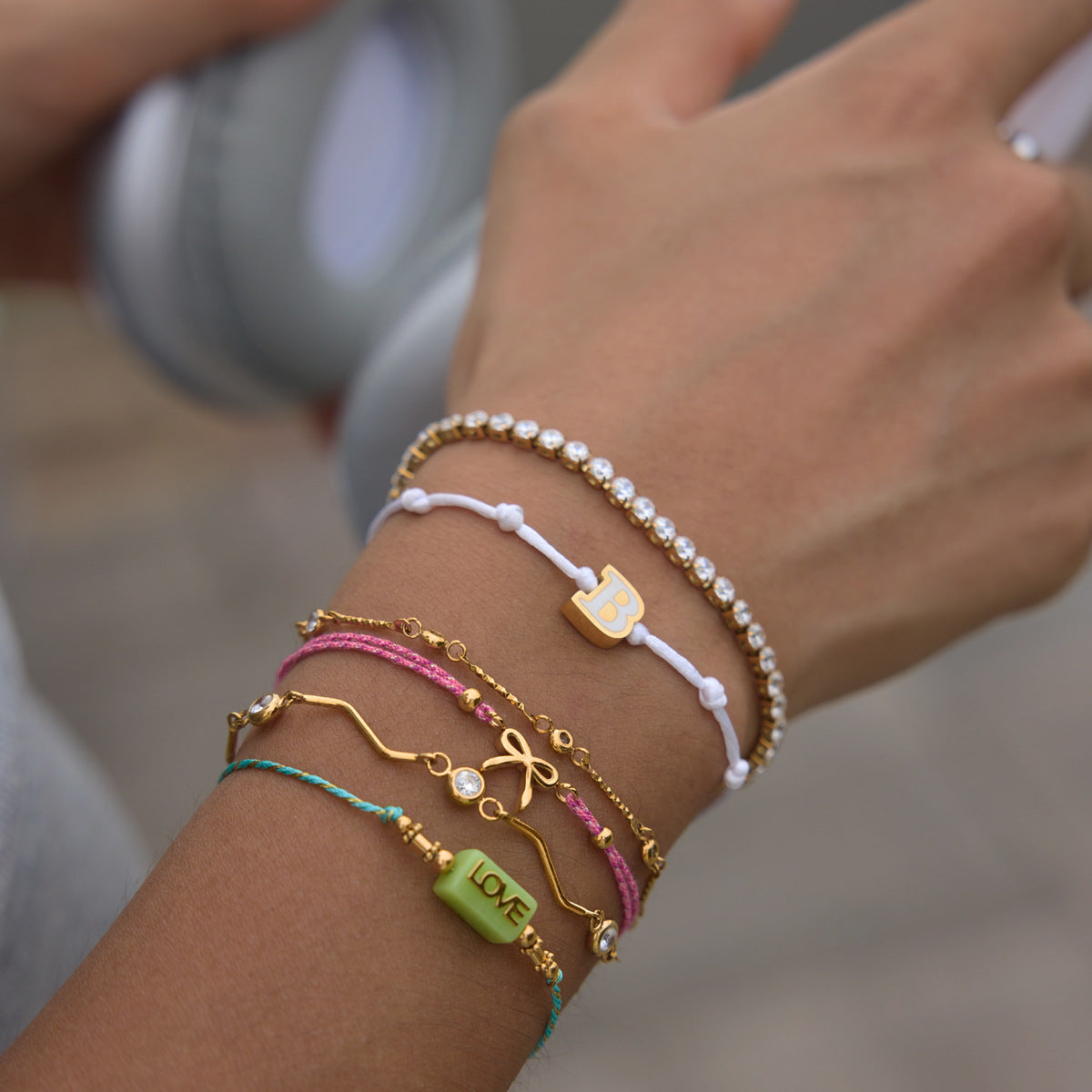 Damen Armband mit personalisiertem Buchstabenanhänger aus hypoallergenem Edelstahl Shop Nory