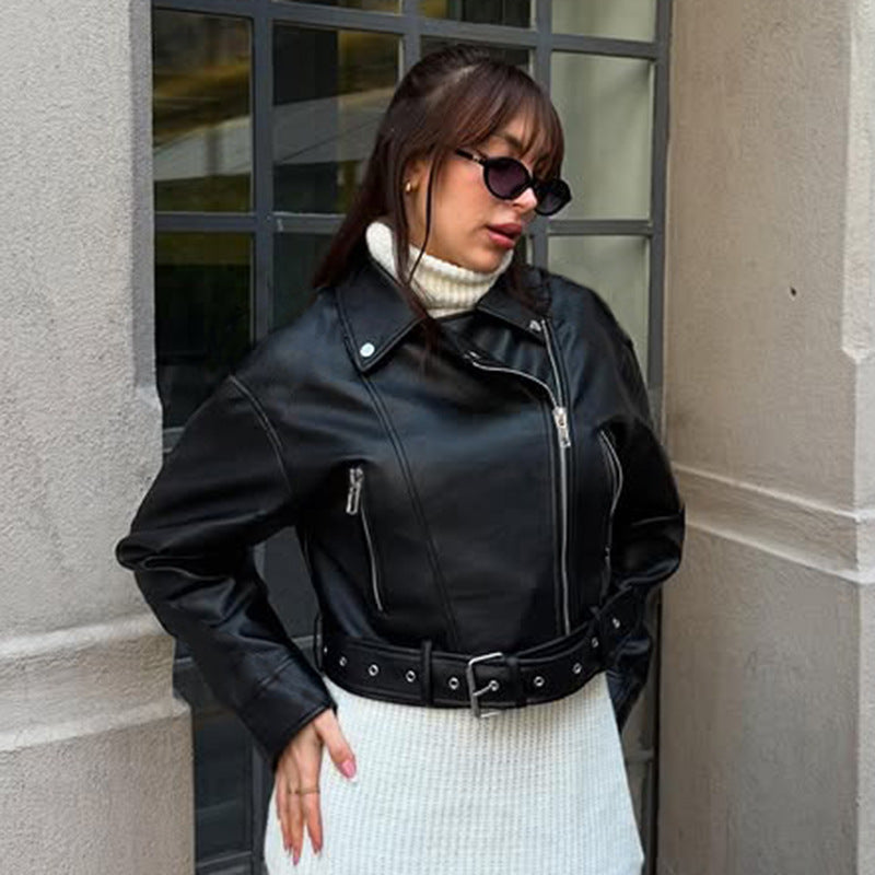 Damen nan taillierte Bikerjacke aus Kunstleder mit asymmetrischem Reißverschluss, metallischen Details und Taillengürtel Shop Nory