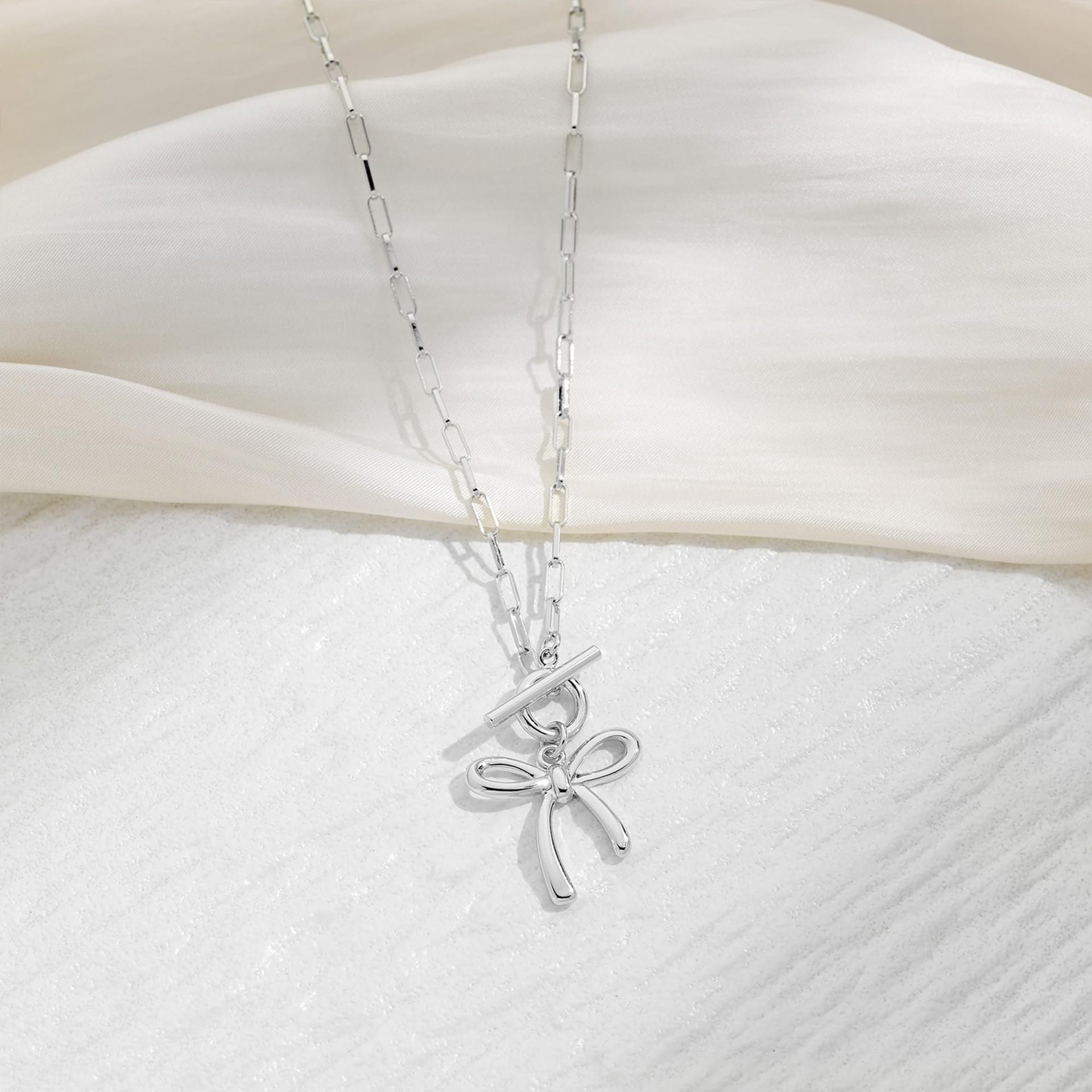 Damen Halskette mit elegantem Schleifenanhänger und robustem Kettendesign Shop Nory