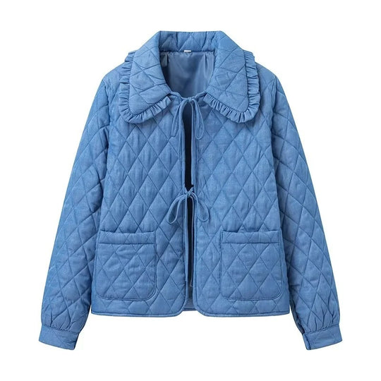 Damen Kurz gesteppte Jacke mit gerafftem Rüschenkragen, Bindebändern und aufgesetzten Taschen Shop Nory