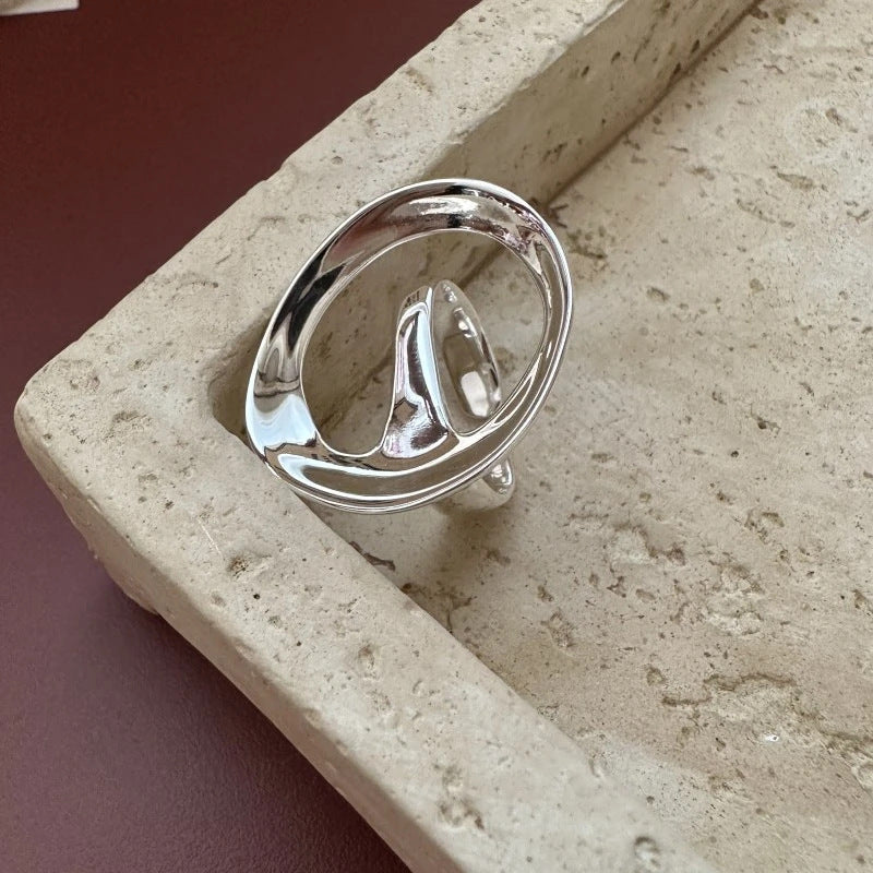 Damenring mit elegantem, geschwungenem Design und zentralem Onyx Shop Nory
