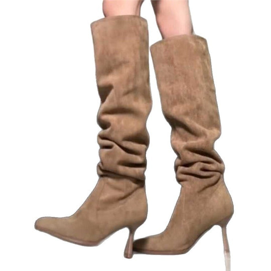 Damen kniehohe Slouch‑Stiefel aus Veloursoptik mit spitzer Zehenpartie und sculpted Stiletto Shop Nory