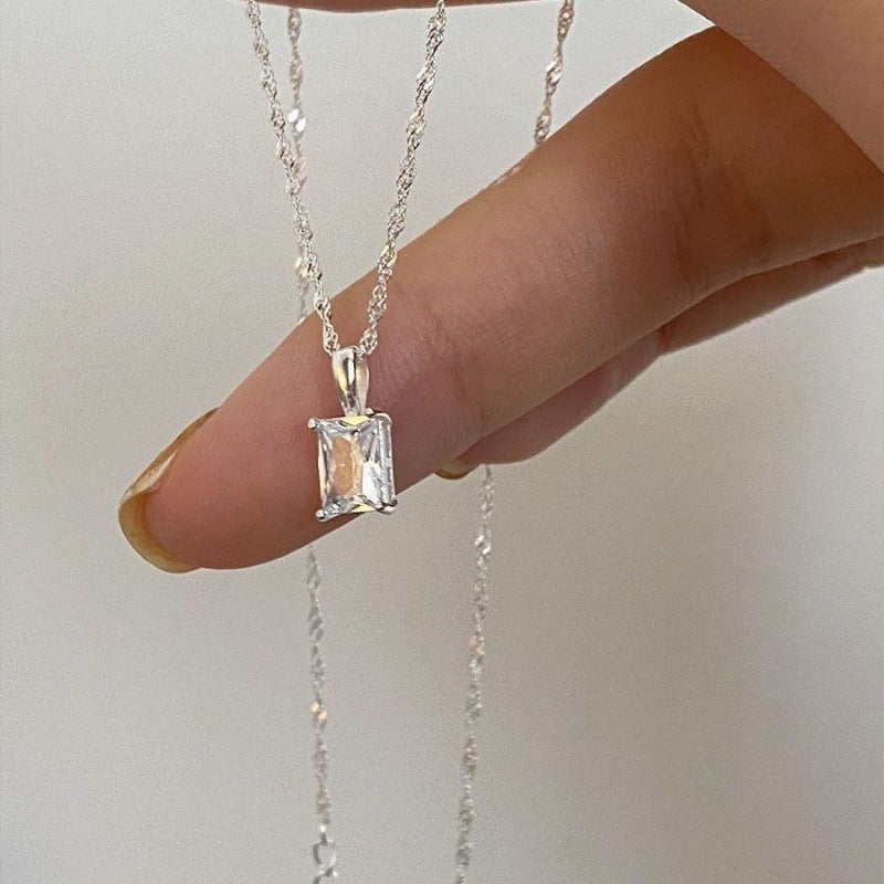 Damen Halskette mit funkelndem rechteckigem Anhänger aus hochwertigem Edelstahl Shop Nory