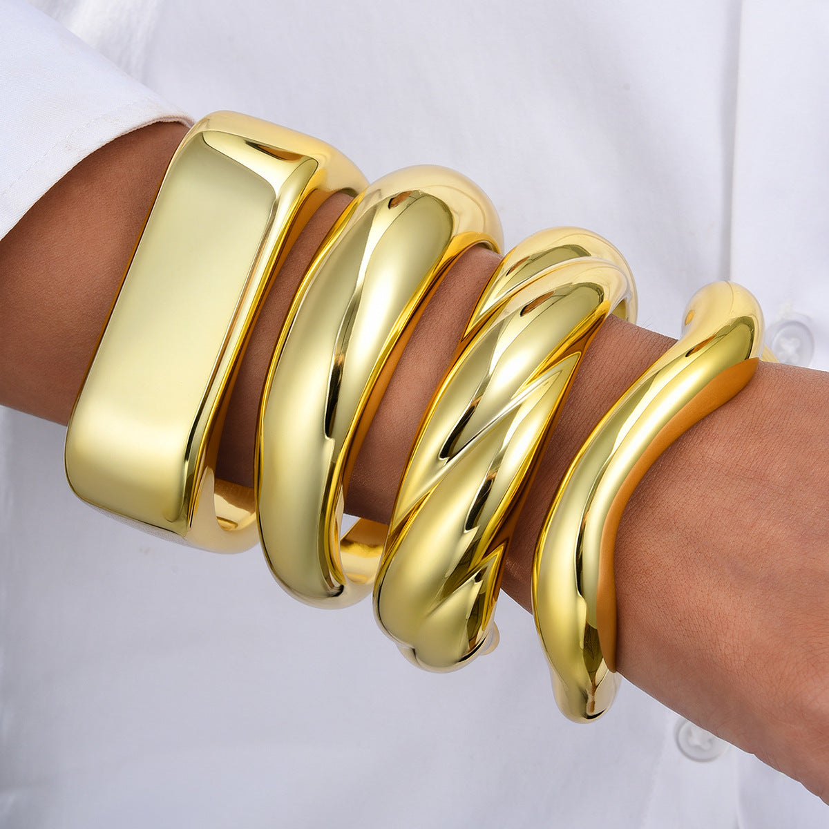 Damenarmreif mit geschwungenem Design und glänzender Oberfläche Shop Nory