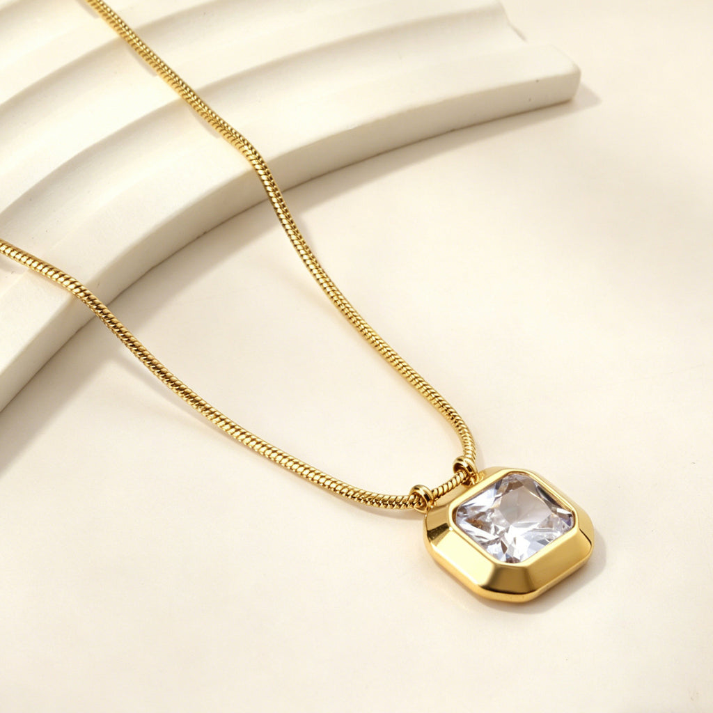 Damen Halskette mit funkelndem rechteckigem Anhänger aus goldplattiertem Edelstahl Shop Nory