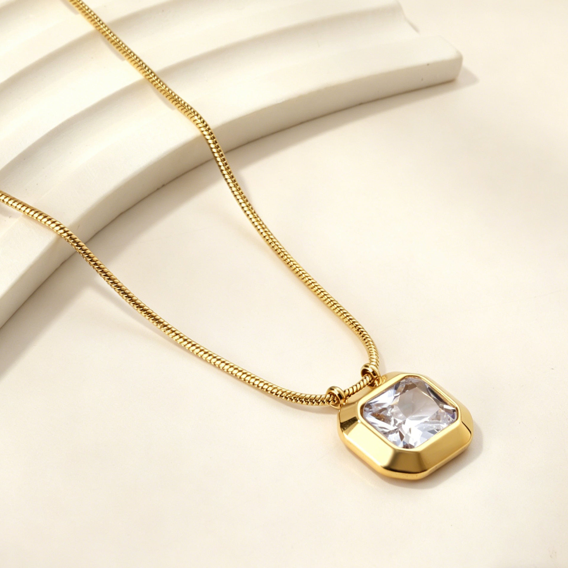 Damen Halskette mit funkelndem rechteckigem Anhänger aus goldplattiertem Edelstahl Shop Nory