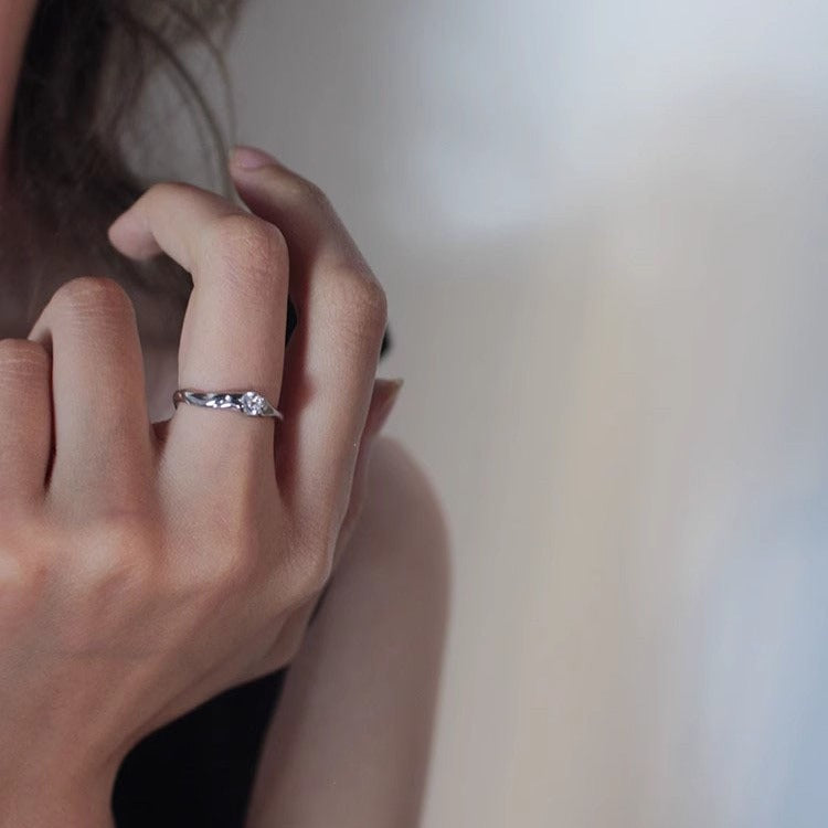 Damen zierlicher und geschwungener Ring mit funkelndem Stein Shop Nory