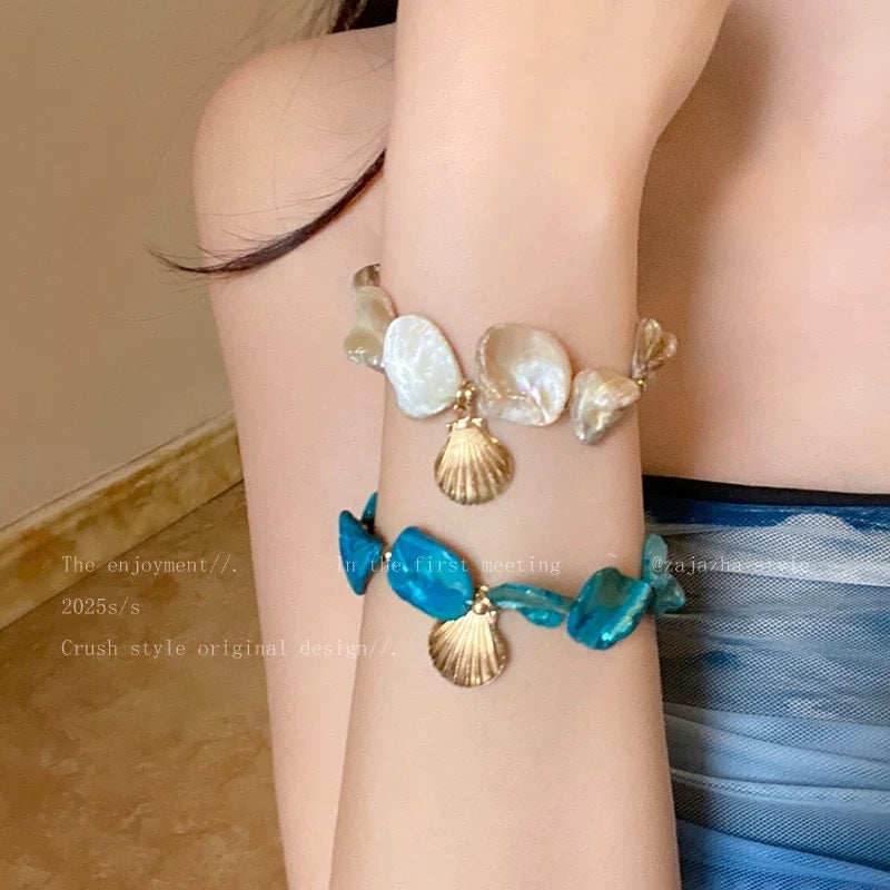 Damen Armband aus großen Muschelperlen und eleganten Anhängern Shop Nory