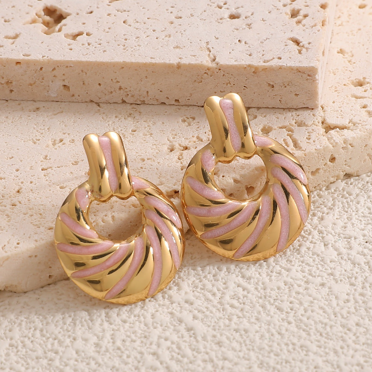 Damen Ohrringe mit elegantem, skulpturalem Design Shop Nory