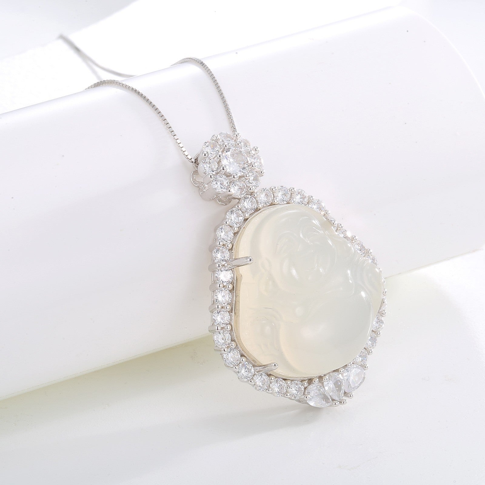 Damen Anhänger-Halskette mit kunstvollem Buddha-Motiv aus Jade und funkelnden Zirkonia Shop Nory