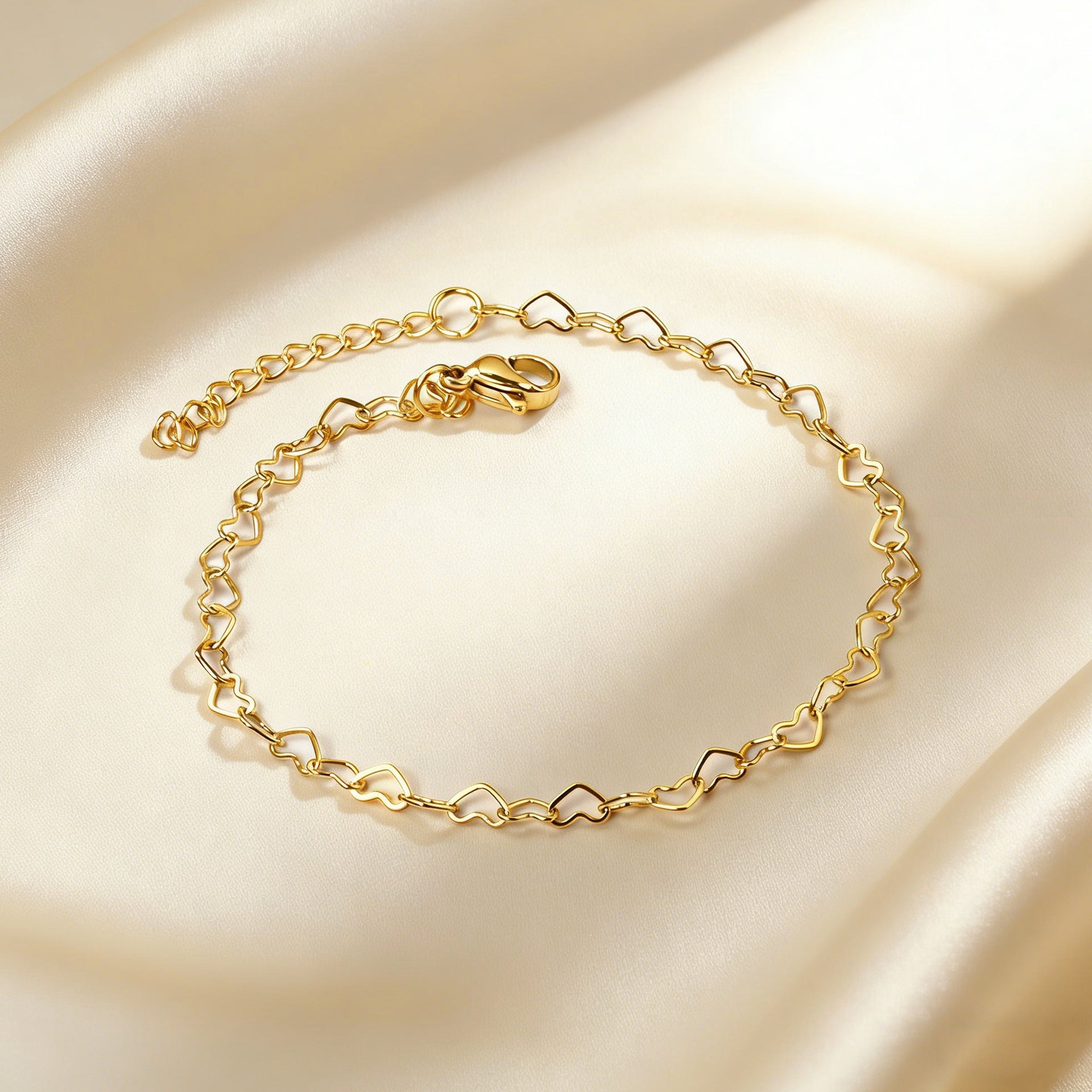 Damen Armband mit herzförmigen Gliederungen aus hochwertigem Edelstahl und goldplattierter Oberfläche Shop Nory