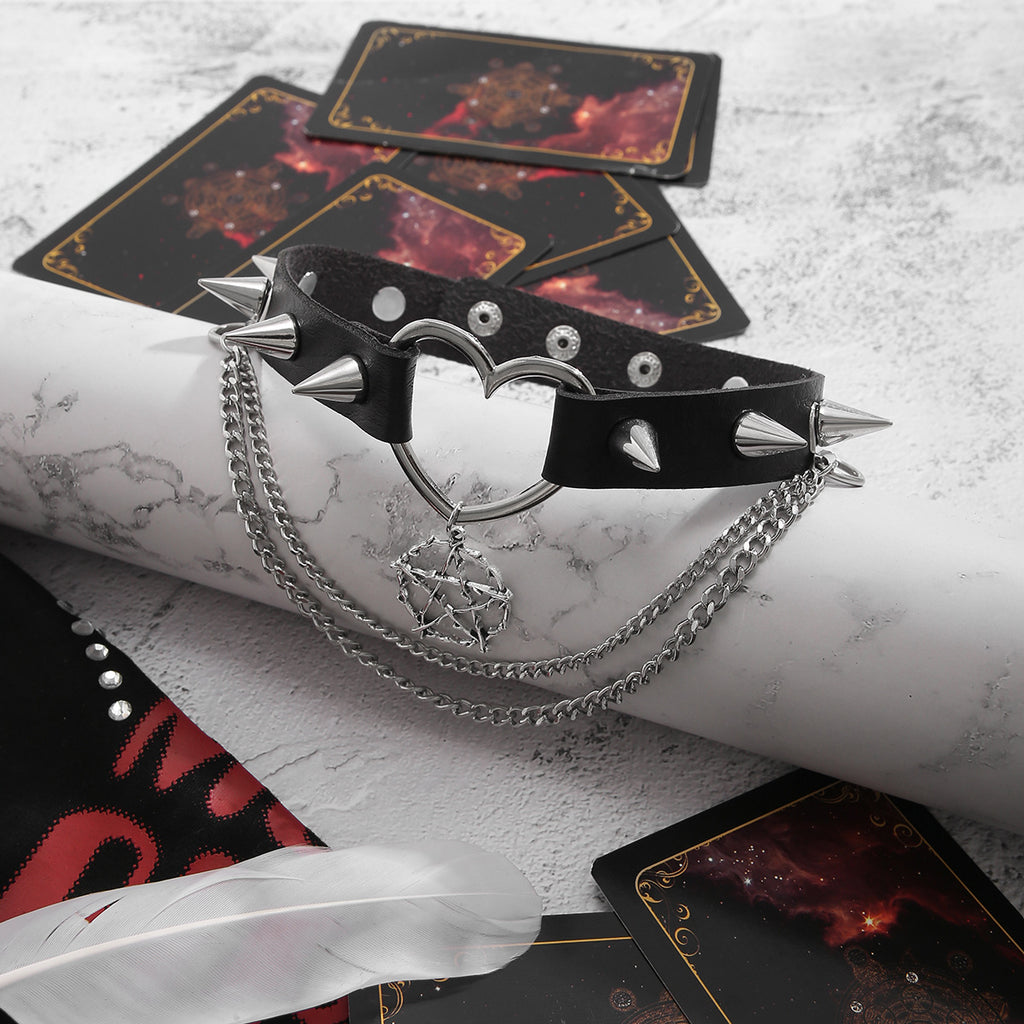 Damen vielseitiges Nietenhalsband mit Ketten und Herzdetails Shop Nory