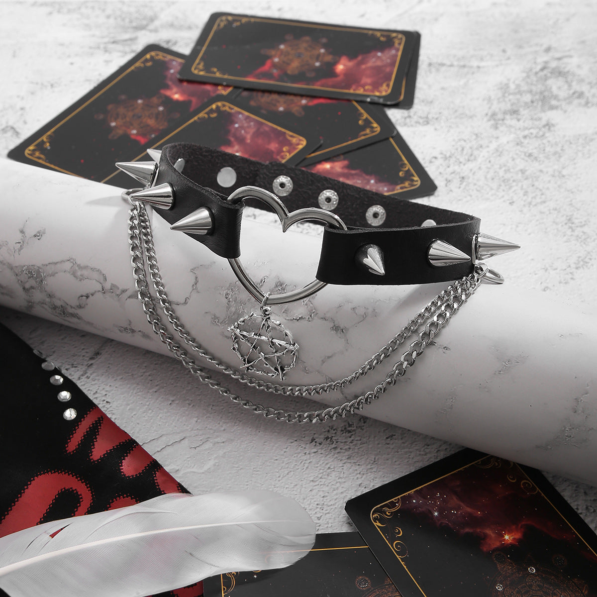 Damen vielseitiges Nietenhalsband mit Ketten und Herzdetails Shop Nory