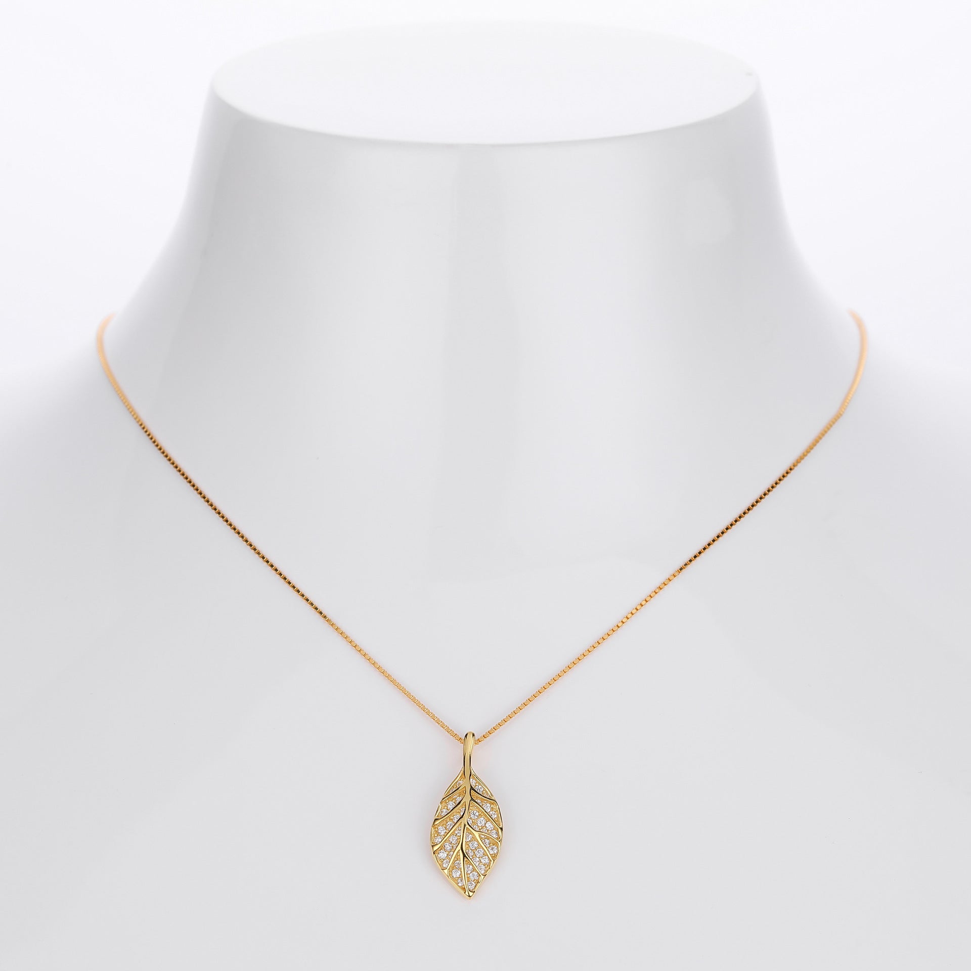 Damen Halskette mit filigranem Blätterdesign und hochwertigem Zirkonbesatz Shop Nory