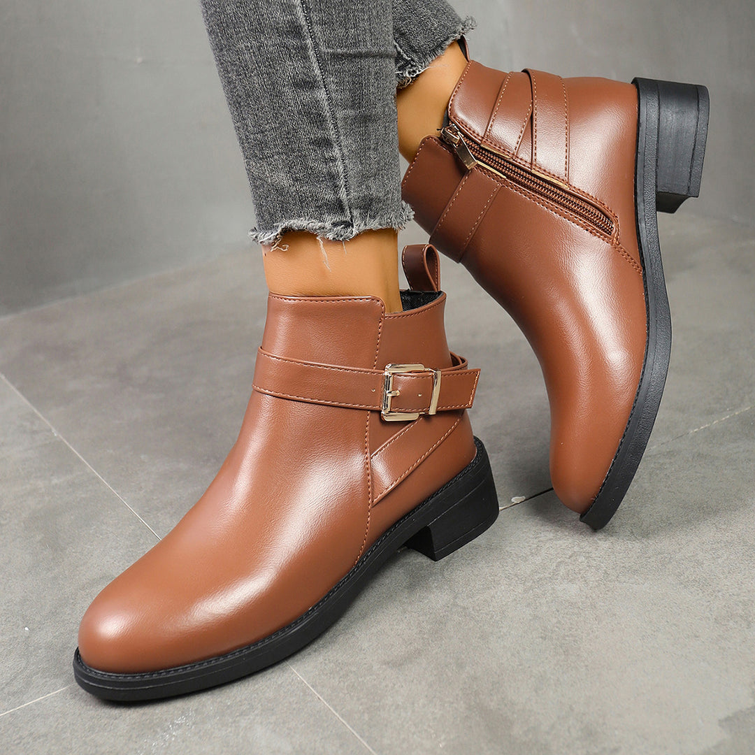 Damen kurze Biker-Stiefelette mit dekorativer Schnallenlasche, seitlichem Reißverschluss und gepolstertem Komfortfußbett Shop Nory