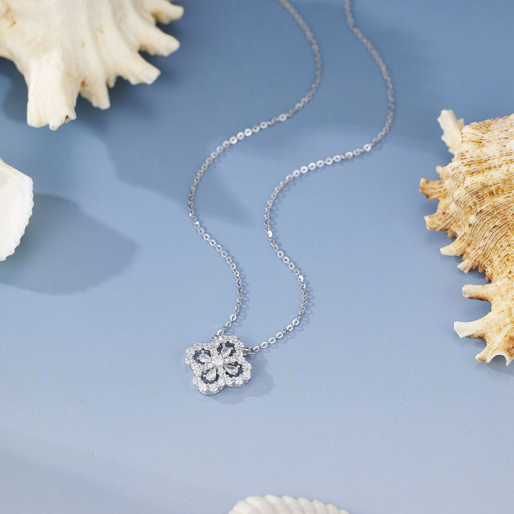 Damen filigrane Halskette mit kunstvoll gestaltetem Blumenanhänger und funkelnden Zirkonia Shop Nory