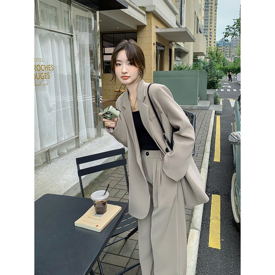 Damen Oversize-Zweiteiler aus fließendem Krepp mit Reversblazer und weiten Bundfaltenhosen Shop Nory
