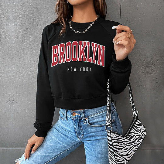 Damen Cropped College-Sweatshirt mit Rundhalsausschnitt, Raglanärmeln und Brooklyn-Print Shop Nory