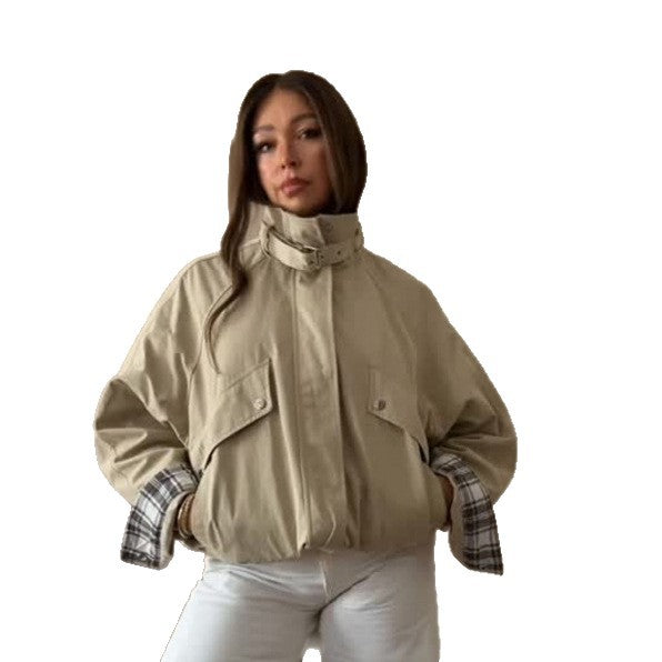 Damen Kurzjacke im Bomberstil mit Stehkragen, Kinnriemen und kariertem Ärmelfutter Shop Nory