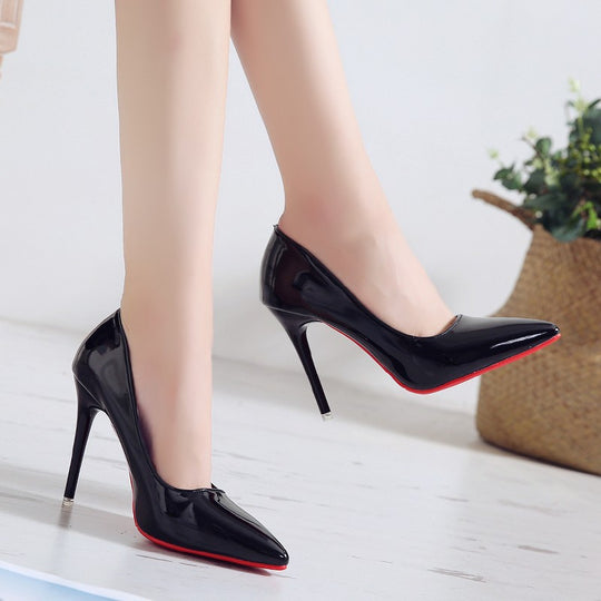 Damen Hochglänzende spitz zulaufende Lackpumps mit schmalem Stilettoabsatz und kontrastsohle Shop Nory