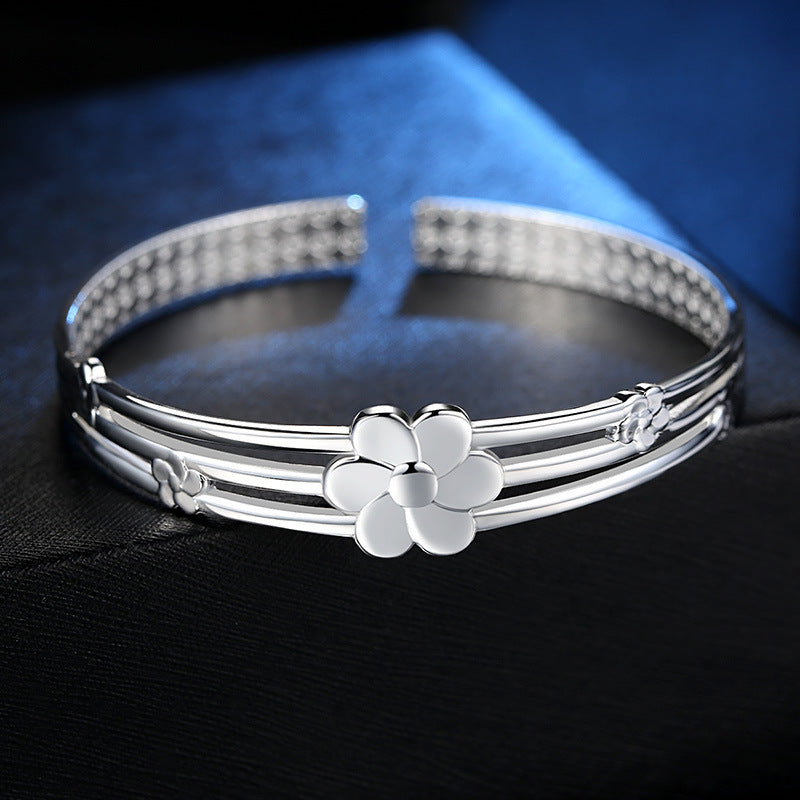 Damenarmreif mit floralem Design und eleganter silberner Oberfläche Shop Nory