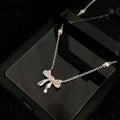 Damen Kette mit filigranem Schmetterlingsanhänger und funkelnden Akzenten Shop Nory