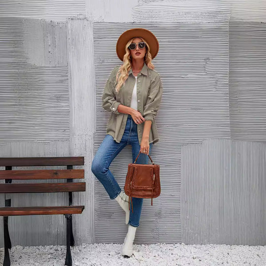 Damen Oversized Denim Jacke mit fransigen Details und Knopfleiste