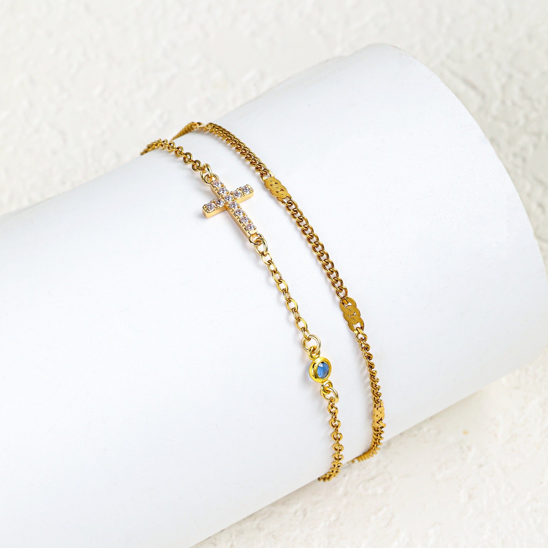 Damenarmband mit christlichem Kreuz und funkelnden Strasssteinen Shop Nory