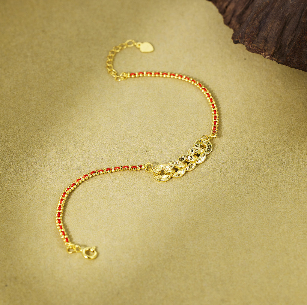 Damen kunstvolles Armband mit goldenem Münzdesign und roten Akzentperlen Shop Nory