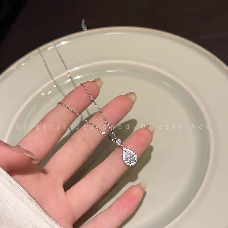 Damen Halskette mit tropfenförmigem Zirkonia-Anhänger und feiner Gliederkette Shop Nory