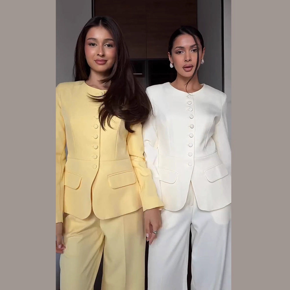 Damen Taillierter Blazer mit Rundhalsausschnitt, dekorativen Stoffknöpfen und Pattentaschen Shop Nory