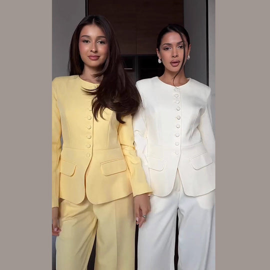 Damen Taillierter Blazer mit Rundhalsausschnitt, dekorativen Stoffknöpfen und Pattentaschen Shop Nory