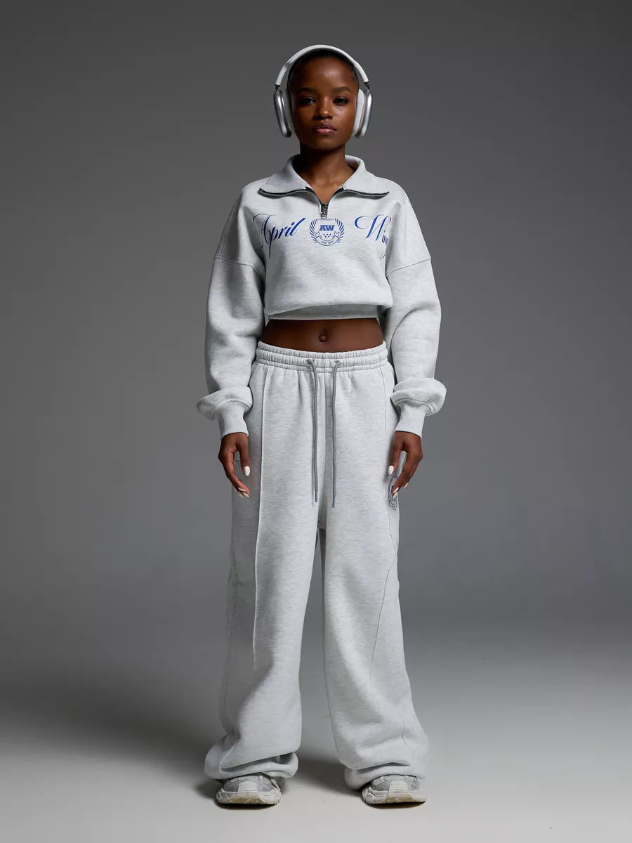 Damen gekürztes Halfzip-Sweatshirt mit Collegestickerei und weit geschnittene High‑Waist Lounge-Jogginghose Shop Nory