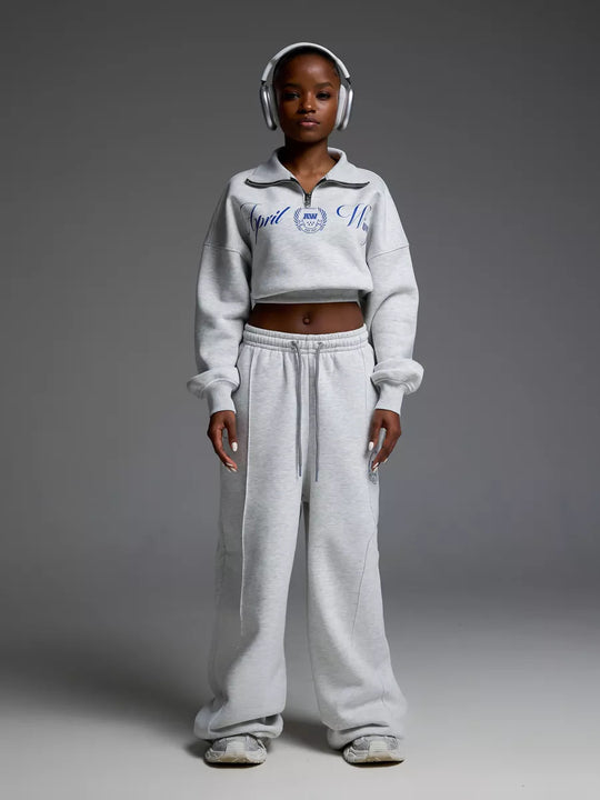 Damen gekürztes Halfzip-Sweatshirt mit Collegestickerei und weit geschnittene High‑Waist Lounge-Jogginghose Shop Nory