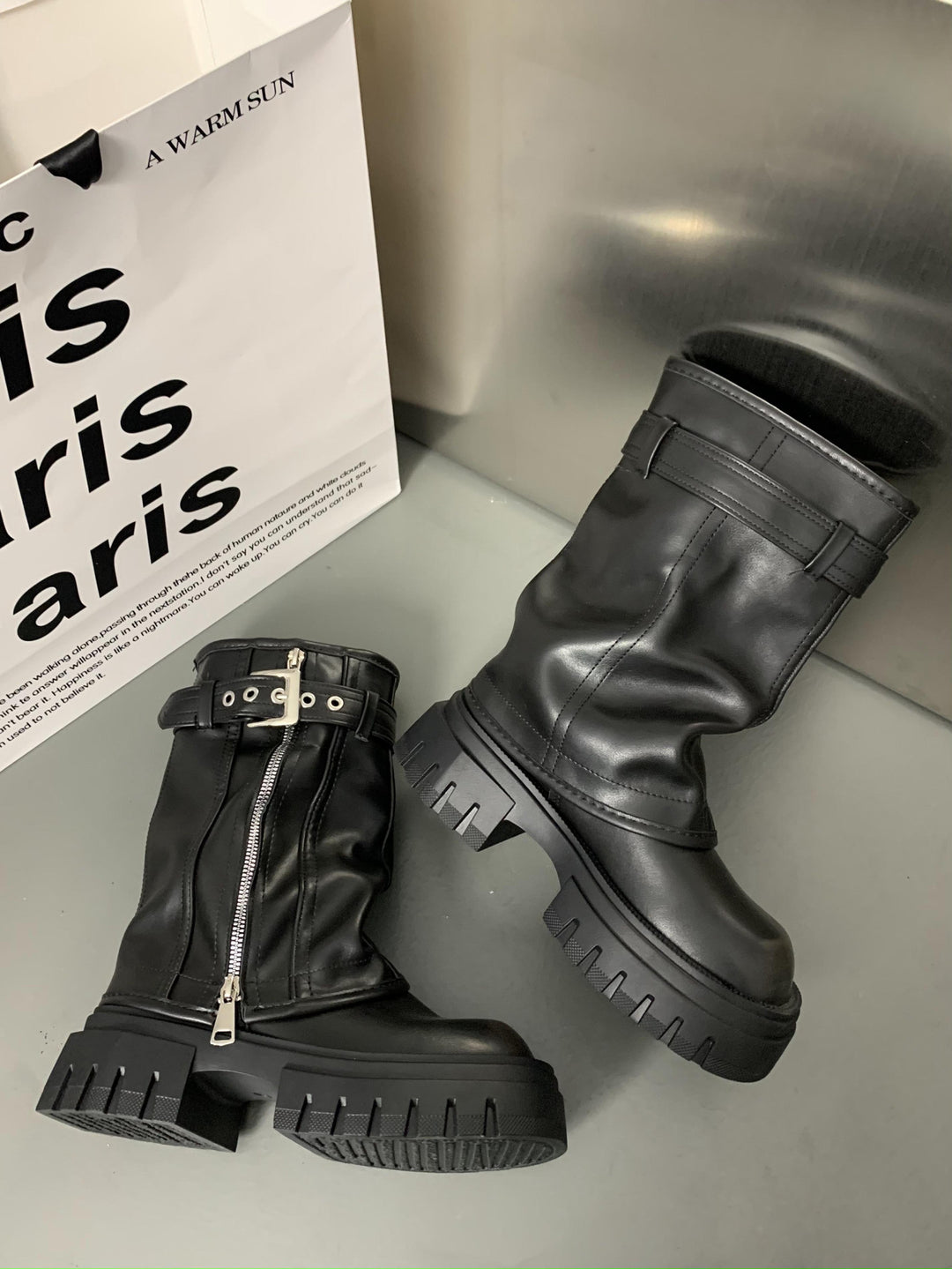 Damen Halbhohe Biker-Stiefel mit Reißverschluss, Schnallenriemen und grober Plateausohle Shop Nory