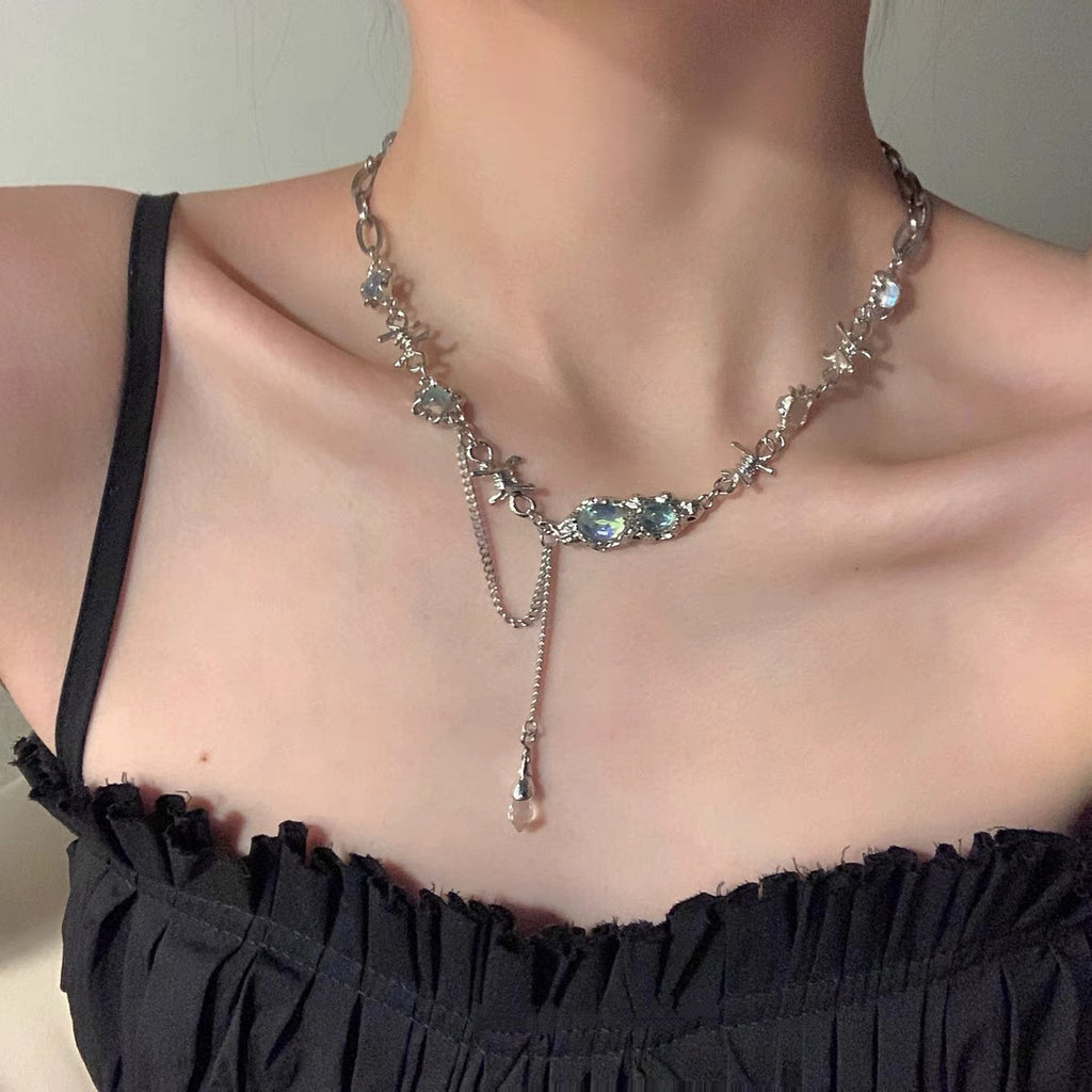 Damen exklusive Halskette mit funkelnden Kristall-Elementen und kunstvollem Design Shop Nory