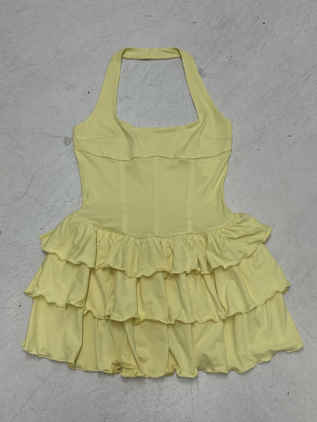 Damen Wickelkleid mit voluminösem Rüschensaum und eleganter Silhouette