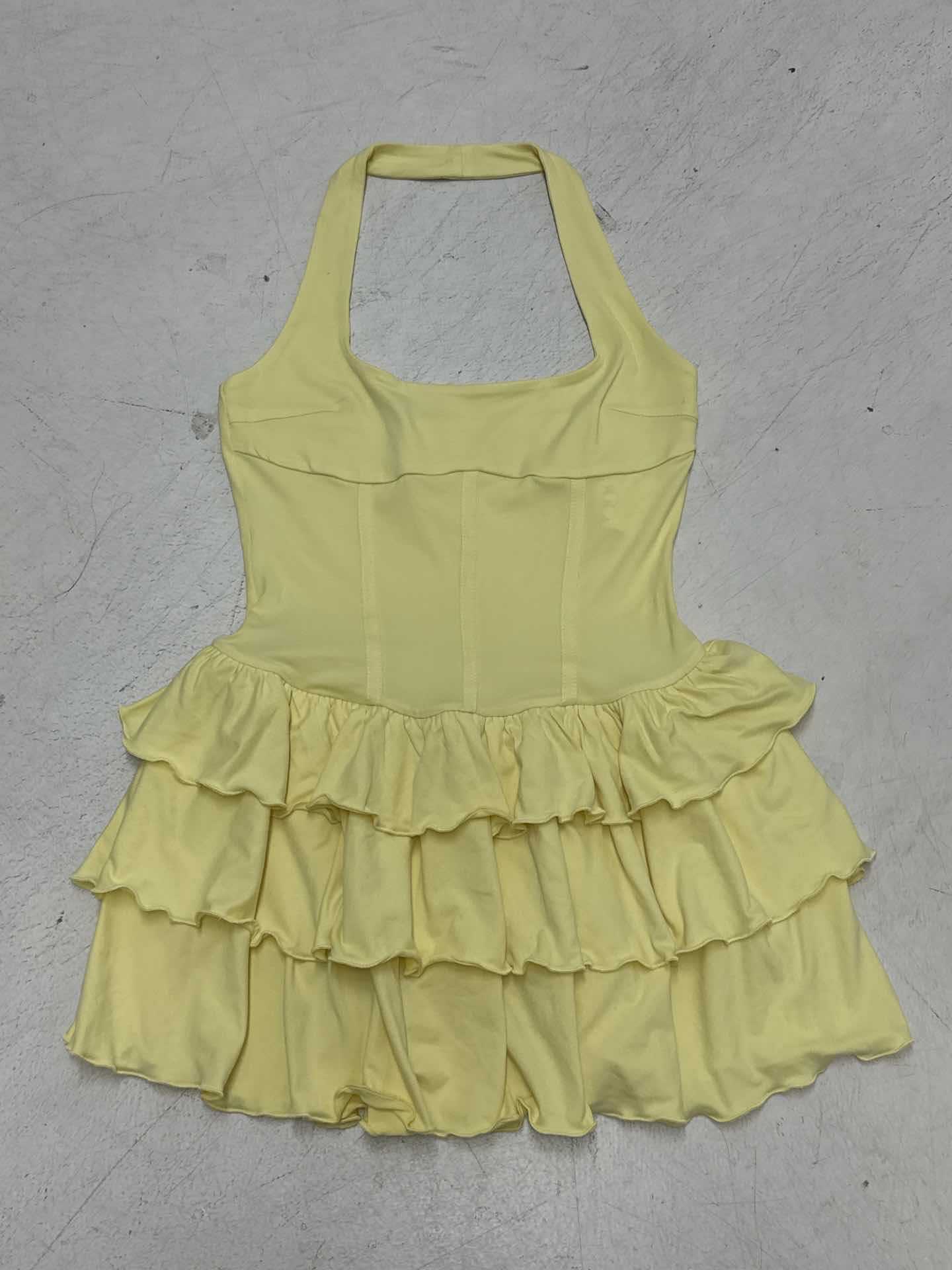 Damen Wickelkleid mit voluminösem Rüschensaum und eleganter Silhouette