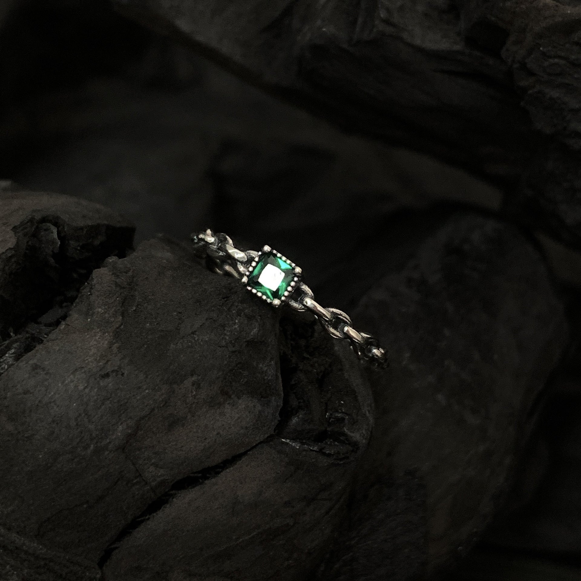 Damen eleganter Ring mit kunstvollem Schliff und Zirkonia-Akzenten Shop Nory