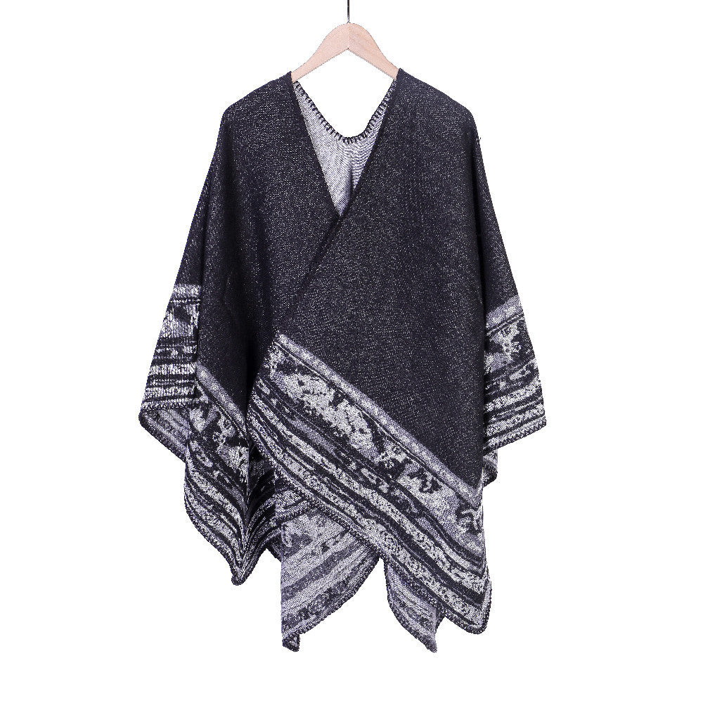 Damen Grobgestrickte Oversize-Ruana mit grafischem Blockmuster und asymmetrischem Zipfelrand Shop Nory