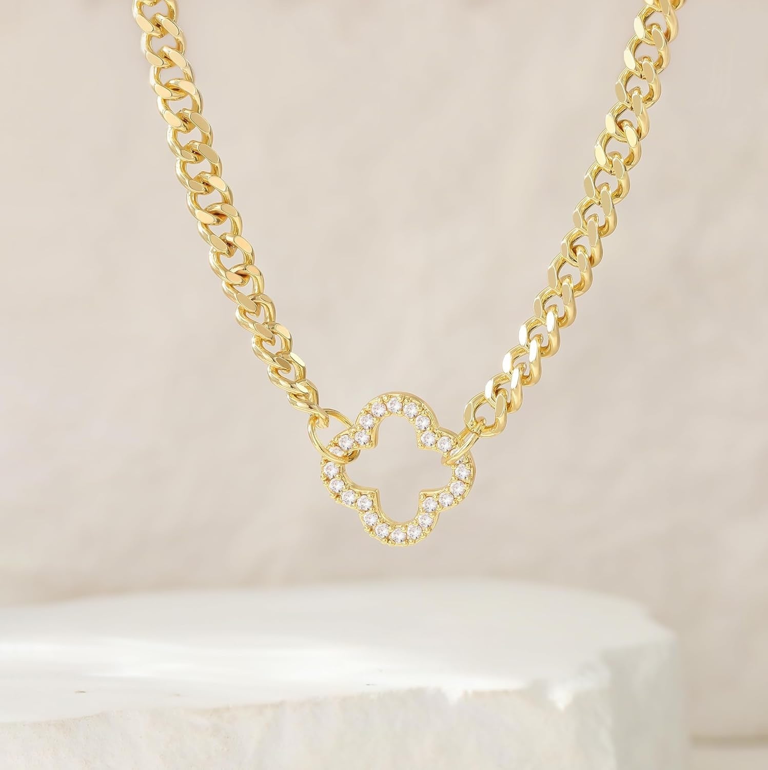 Damen Halskette mit funkelndem Kreuzanhänger und massiver Gliederkette Shop Nory