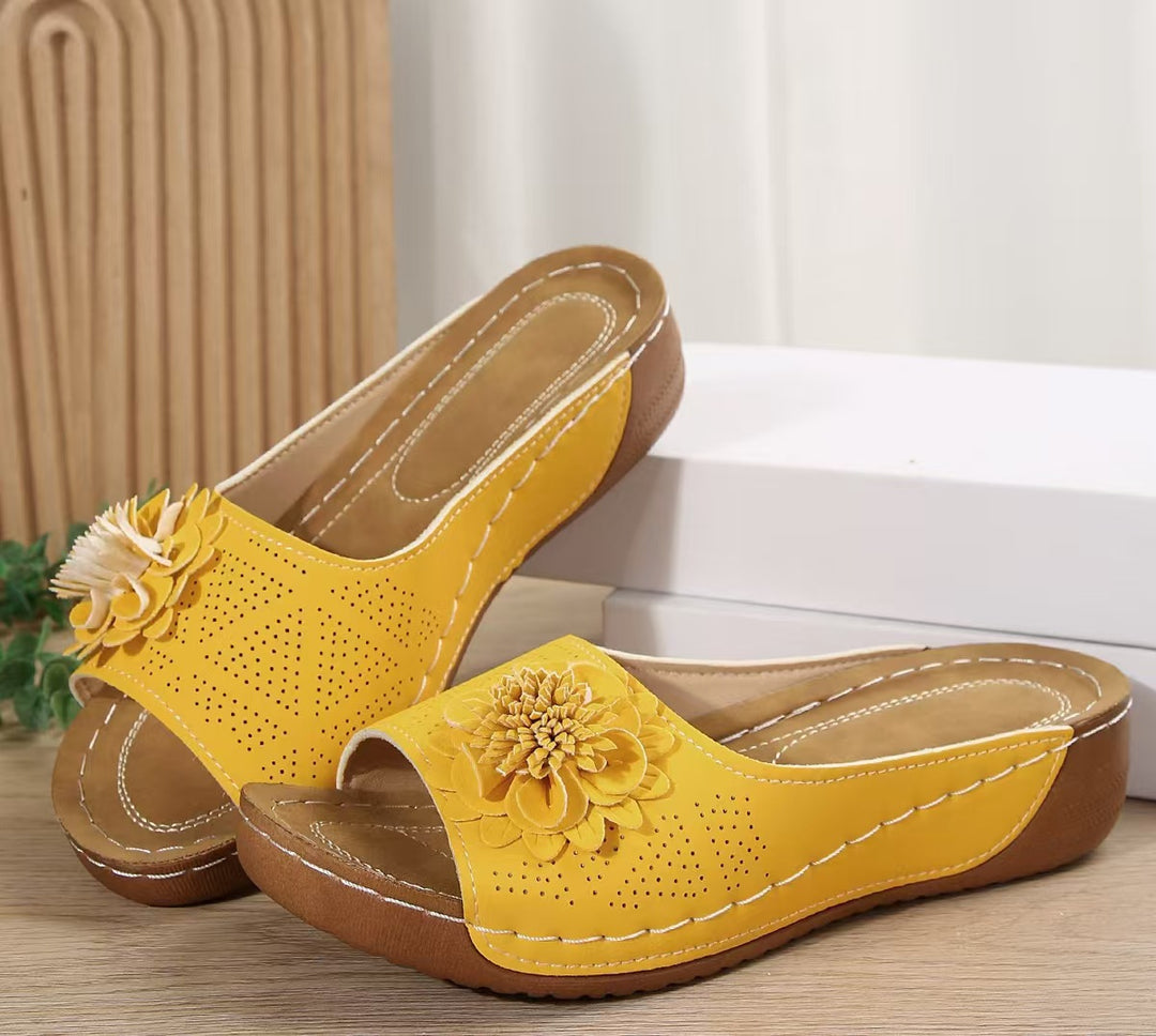 Damen Perforierte Keil-Sandalen als Slip-On mit Blumenapplikation und gepolstertem Fußbett Shop Nory