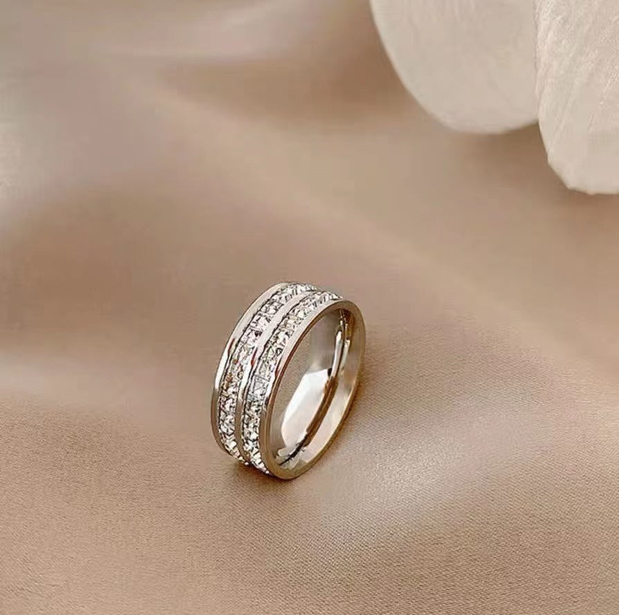 Damen Elegante mit Kristallen akzentuierte Hochzeitsbandring Shop Nory
