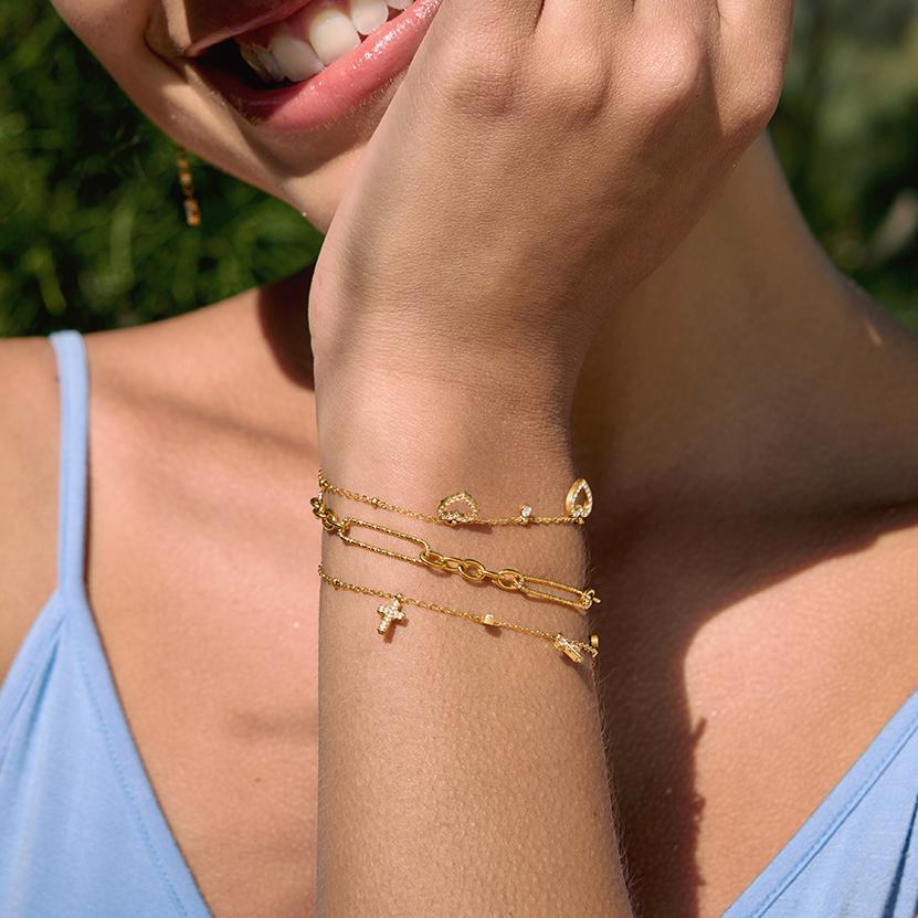 Damen Armband mit funkelnden Kreuzanhängern und hypoallergener Edelstahlverarbeitung Shop Nory