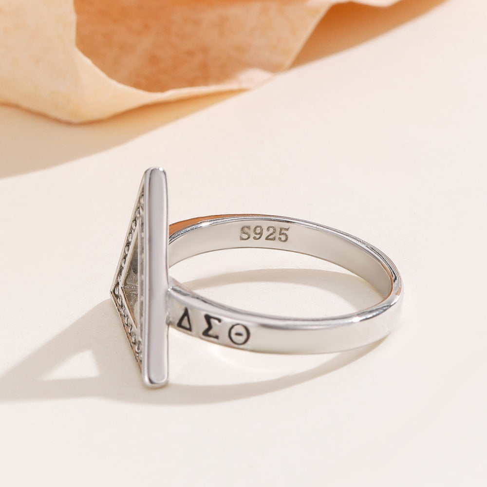 Damenring mit dreieckigem Design und funkelnden Kristallen Shop Nory