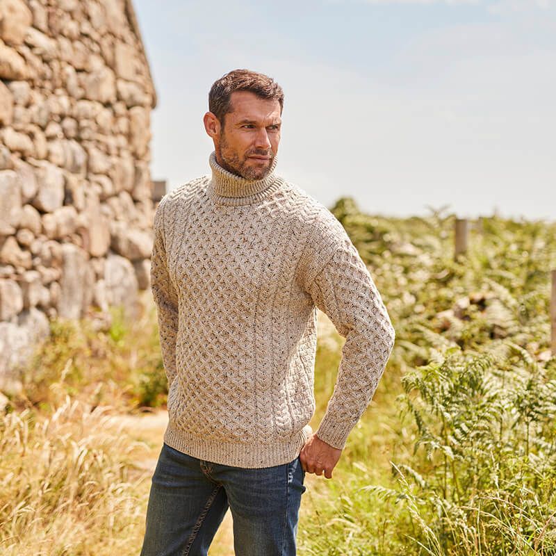 Herren Strickpullover mit Stehkragen und Kabelmuster