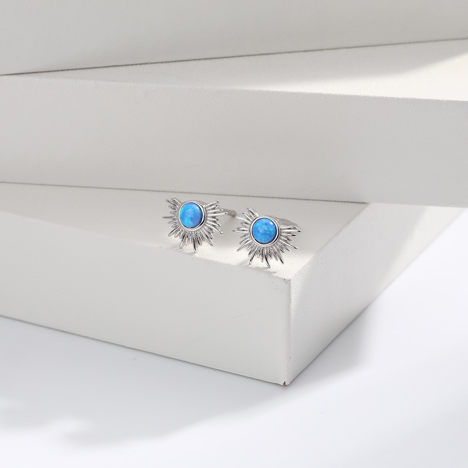 Damen Ohrstecker im modernen Sonnenmotiv mit hochwertigem Zirkonbesatz Shop Nory